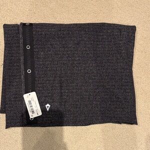 NWT IVIVA (Lululemon) Black and Gray Village Chill Scarf